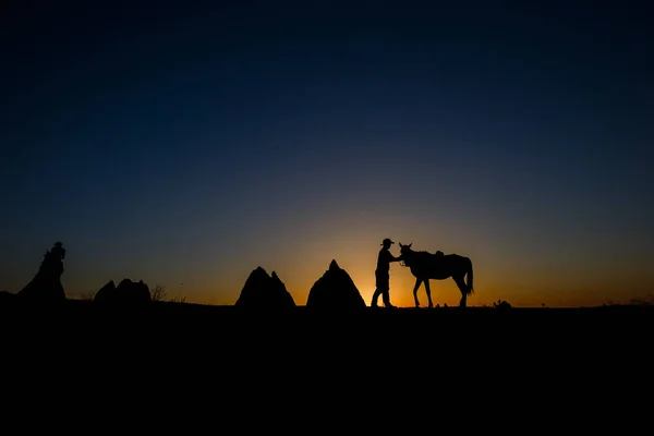 Άνθρωπος Και Άλογο Σιλουέτα Στο Φόντο Της Κοιλάδας Cappadocia Anatolia — Φωτογραφία Αρχείου
