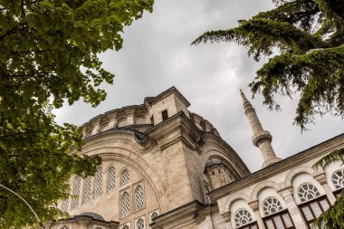 Nuru osmaniye Camii, Sultan Mahmut siparişinden görevlendirildi ve Sultan Osman III tarafından tamamlandı 1755.Istanbul,Turkey - 17 Nisan 201 dış görünümü