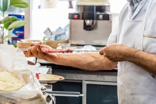 ラムのレバーは 伝統的なおいしいトルコ シシカバブ串焼きを準備する男の手 — ストック写真