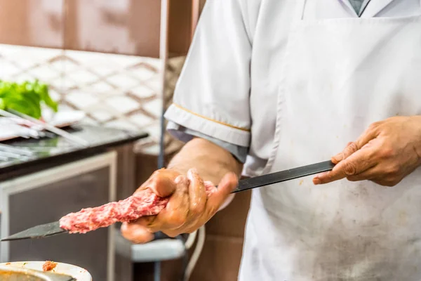 ラムのレバーは 伝統的なおいしいトルコ シシカバブ串焼きを準備する男の手 — ストック写真