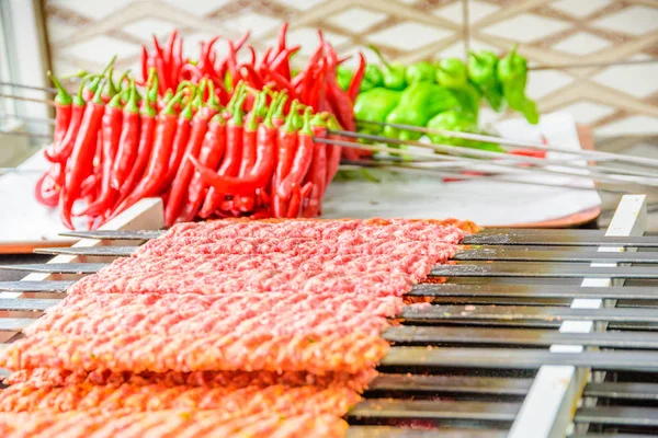 Mehrere Adana Kebab Spieße Aufgereiht Warten Darauf Gekocht Und Serviert — Stockfoto