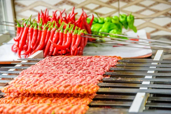 Mehrere Adana Kebab Spieße Aufgereiht Warten Darauf Gekocht Und Serviert — Stockfoto