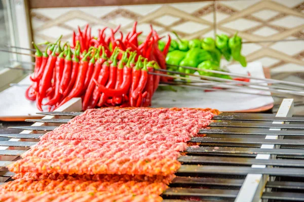 Mehrere Adana Kebab Spieße Aufgereiht Warten Darauf Gekocht Und Serviert — Stockfoto