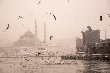 Türkiye, Istanbul, 07 Ocak 2017: Istanbul.Galata köprü ve yeni camide ağır kar yağışı, İstanbul 'un Eminönü çeyreğinde yer alan bir Osmanlı imparatorluk camiidir