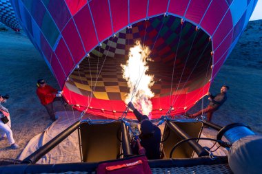 Büyük turistik cazibe yer sıcak hava balonları ile uçmak için sıcak hava balonu Cappadocia,Anatolia,Turkey.Cappadocia Vadisi üzerinde uçmaya hazırlanıyor. Nevşehir/Türkiye-Temmuz 23,2016