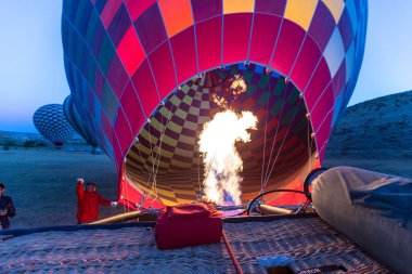 Büyük turistik cazibe yer sıcak hava balonları ile uçmak için sıcak hava balonu Cappadocia,Anatolia,Turkey.Cappadocia Vadisi üzerinde uçmaya hazırlanıyor. Nevşehir/Türkiye-Temmuz 23,2016