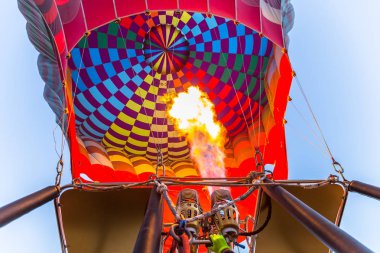 Büyük turistik cazibe yer sıcak hava balonları ile uçmak için sıcak hava balonu Cappadocia,Anatolia,Turkey.Cappadocia Vadisi üzerinde uçmaya hazırlanıyor. Nevşehir/Türkiye-Temmuz 23,2016
