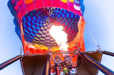 Büyük turistik cazibe yer sıcak hava balonları ile uçmak için sıcak hava balonu Cappadocia,Anatolia,Turkey.Cappadocia Vadisi üzerinde uçmaya hazırlanıyor. Nevşehir/Türkiye-Temmuz 23,2016