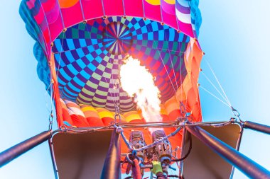 Büyük turistik cazibe yer sıcak hava balonları ile uçmak için sıcak hava balonu Cappadocia,Anatolia,Turkey.Cappadocia Vadisi üzerinde uçmaya hazırlanıyor. Nevşehir/Türkiye-Temmuz 23,2016