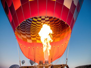 Büyük turistik cazibe yer sıcak hava balonları ile uçmak için sıcak hava balonu Cappadocia,Anatolia,Turkey.Cappadocia Vadisi üzerinde uçmaya hazırlanıyor. Nevşehir/Türkiye-Temmuz 23,2016