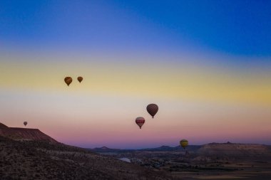 Renkli sıcak hava balonları, sıcak hava balonları ile uçmak için Cappadocia iyi yerlerden Cappadocia,Anatolia,Turkey.The büyük turistik Vadisi üzerinde uçan. Nevşehir/Türkiye-Temmuz 23,2016
