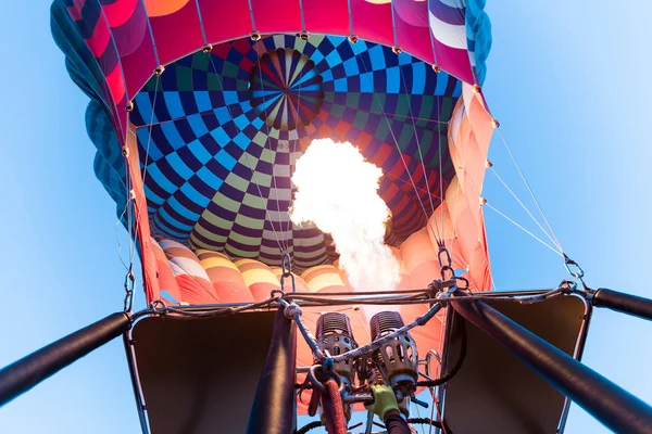 准备热气球在土耳其安纳托利亚的山谷上空飞行 天空是一个伟大的旅游胜地 与热气球飞行 内夫谢希尔 土耳其 7月232016 — 图库照片