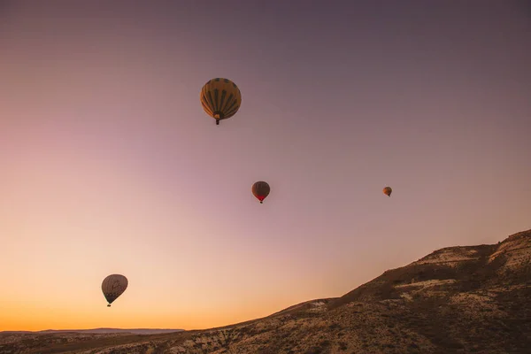 Färgglada Luftballonger Flyger Över Dalen Cappadocia Anatolia Turkey Stor Turistattraktion — Stockfoto