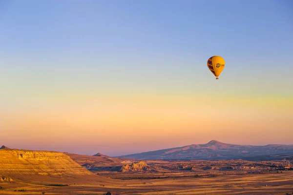 Färgglada Luftballonger Flyger Över Dalen Cappadocia Anatolia Turkey Stor Turistattraktion — Stockfoto