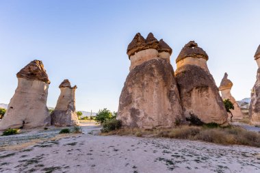 Kapadokya Peri masalı bacalar Kapadokya'nın sıcak hava balonları ile uçmak için bir en iyi yerlerden nin büyük turistik mavi gökyüzünde arka plan üzerinde. Göreme, Kapadokya