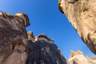 Kapadokya Peri masalı bacalar Kapadokya'nın sıcak hava balonları ile uçmak için bir en iyi yerlerden nin büyük turistik mavi gökyüzünde arka plan üzerinde. Göreme, Kapadokya