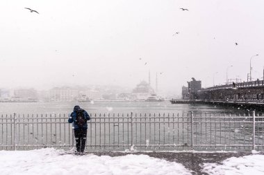 Türkiye, Istanbul, 07 Ocak 2017: Istanbul, Türkiye'de en ağır kar yağışı bekliyor kimliği belirsiz adam