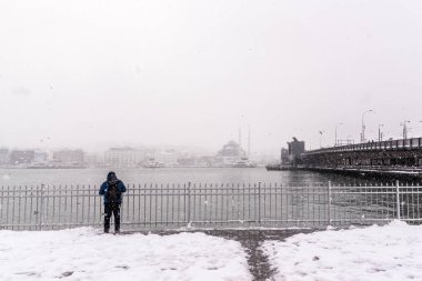 Türkiye, Istanbul, 07 Ocak 2017: Istanbul, Türkiye'de en ağır kar yağışı bekliyor kimliği belirsiz adam