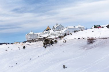 Görünümü ile popüler kış tatil Uludağ karda dağ kayak resort otel merkezi Türkiye'de.