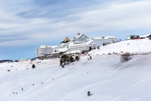 Görünümü ile popüler kış tatil Uludağ karda dağ kayak resort otel merkezi Türkiye'de.