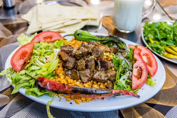 Detailansicht Der Gegrillten Köstlichen Leber Türkisch Shish Kebab Serviert Auf — Stockfoto