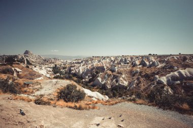 Kapadokya, Orta Anadolu, Türkiye bir dağlardan görünümü bir Uçhisar Kalesi ve eski Nevşehir mağara kasaba kazdık. Kapadokya Kapadokya, Türk miras seyahat. Uçhisar güvercin Vadisi. Uçhisar kaya dağ. Uçhisar Kalesi. 