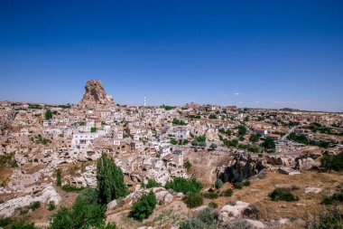 Kapadokya, Orta Anadolu, Türkiye bir dağlardan görünümü bir Uçhisar Kalesi ve eski Nevşehir mağara kasaba kazdık. Kapadokya Kapadokya, Türk miras seyahat. Uçhisar güvercin Vadisi. Uçhisar kaya dağ. Uçhisar Kalesi. 