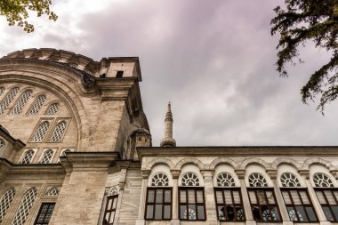 Nuru osmaniye Camii, Sultan Mahmut siparişinden görevlendirildi ve Sultan Osman III tarafından tamamlandı 1755.Istanbul,Turkey - 17 Nisan 201 dış görünümü