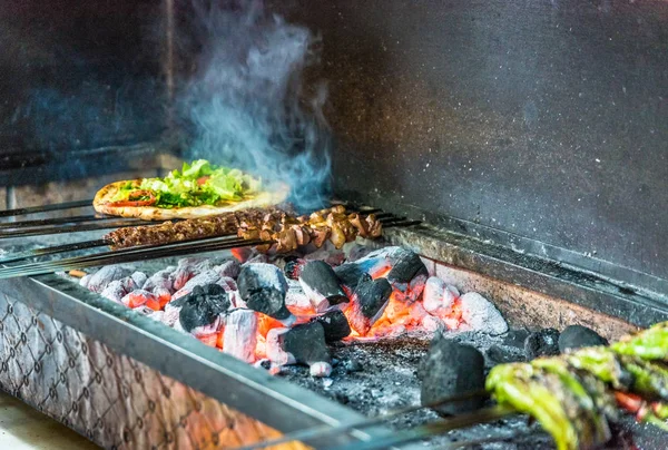 Espetos Fígado Cordeiro São Grelhados Sobre Carvão Vegetal Churrasco Pimentas — Fotografia de Stock