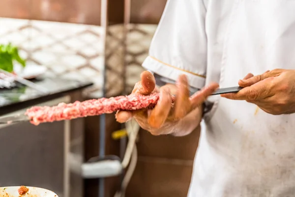 ラムのレバーは 伝統的なおいしいトルコ シシカバブ串焼きを準備する男の手 — ストック写真