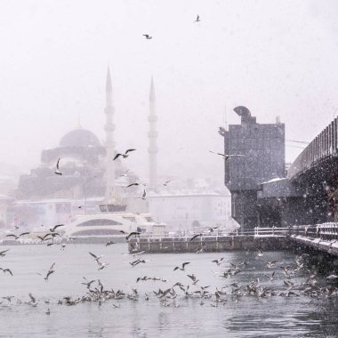 Türkiye, Istanbul, 07 Ocak 2017: Istanbul.Galata köprü ve yeni camide ağır kar yağışı, İstanbul 'un Eminönü çeyreğinde yer alan bir Osmanlı imparatorluk camiidir