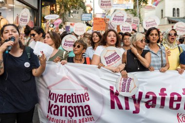 Kadıköy sokan kadın giysileri karşı kadın protestocular ralli. Kadınlar taşımak 