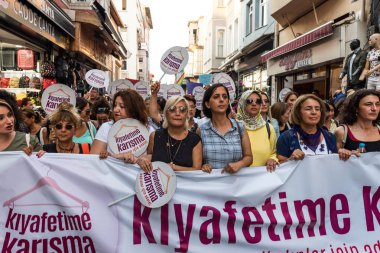 Kadıköy sokan kadın giysileri karşı kadın protestocular ralli. Kadınlar taşımak 