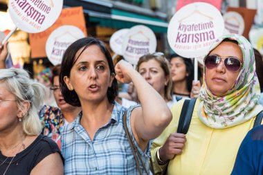 Kadıköy sokan kadın giysileri karşı kadın protestocular ralli. Kadınlar taşımak 