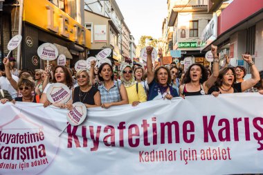 Kadıköy sokan kadın giysileri karşı kadın protestocular ralli. Kadınlar taşımak 