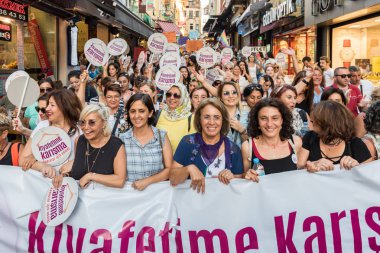 Kadıköy sokan kadın giysileri karşı kadın protestocular ralli. Kadınlar taşımak 