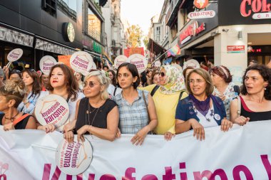 Kadıköy sokan kadın giysileri karşı kadın protestocular ralli. Kadınlar taşımak 