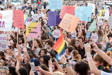 Kadıköy sokan kadın giysileri karşı kadın protestocular ralli. Kadınlar taşımak 
