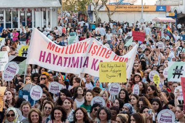 Kadıköy sokan kadın giysileri karşı kadın protestocular ralli. Kadınlar taşımak 
