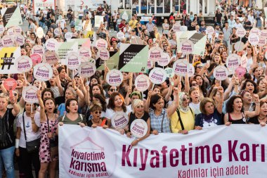 Kadıköy sokan kadın giysileri karşı kadın protestocular ralli. Kadınlar taşımak 