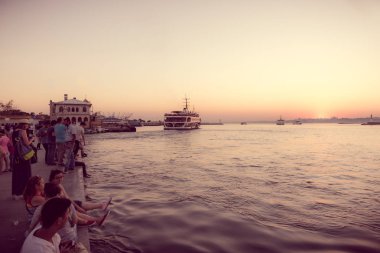 Siluet gün batımı görünümü Kadıköy Bölge'den Istanbul 'un Avrupa Yakası ve Boğaziçi. Türkiye, Istanbul, 29 Temmuz 2017