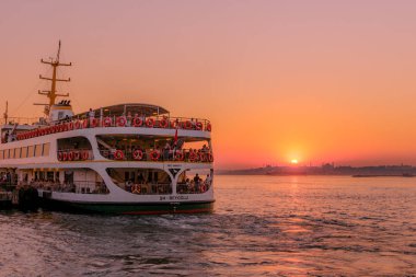 Siluet gün batımı görünümü Kadıköy Bölge'den Istanbul 'un Avrupa Yakası ve Boğaziçi. Türkiye, Istanbul, 29 Temmuz 2017