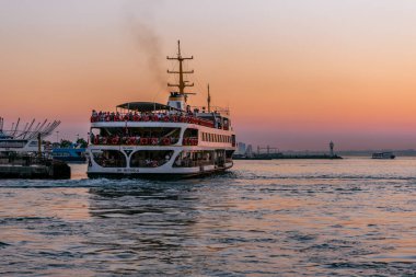 Siluet gün batımı görünümü Kadıköy Bölge'den Istanbul 'un Avrupa Yakası ve Boğaziçi. Türkiye, Istanbul, 29 Temmuz 2017