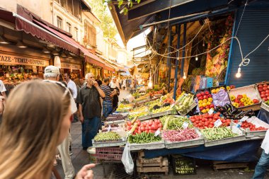 Görünümü, Kadıköy seçme Cadde nerede yürüyen insanları seviyorum ve ziyaret. Kadıköy Istanbul 'un büyük popüler ve kozmopolit ilçelerinden biridir. Türkiye, Istanbul, 29 Temmuz 2017