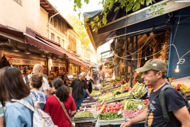 Görünümü, Kadıköy seçme Cadde nerede yürüyen insanları seviyorum ve ziyaret. Kadıköy Istanbul 'un büyük popüler ve kozmopolit ilçelerinden biridir. Türkiye, Istanbul, 29 Temmuz 2017