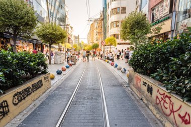 Görünümü, Kadıköy seçme Cadde nerede yürüyen insanları seviyorum ve ziyaret. Kadıköy Istanbul 'un büyük popüler ve kozmopolit ilçelerinden biridir. Türkiye, Istanbul, 29 Temmuz 2017