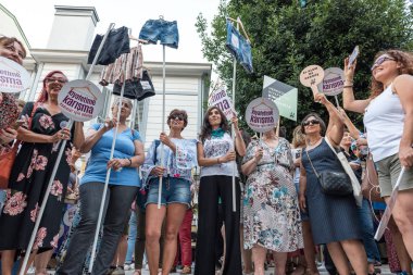 Kadıköy sokan kadın giysileri karşı kadın protestocular ralli. Kadınlar taşımak 