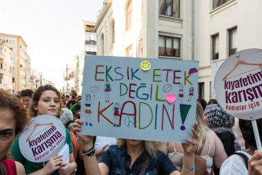 Kadıköy sokan kadın giysileri karşı kadın protestocular ralli. Kadınlar taşımak 