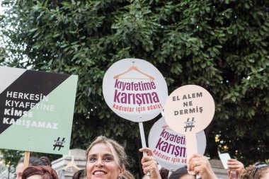 Kadıköy sokan kadın giysileri karşı kadın protestocular ralli. Kadınlar taşımak 