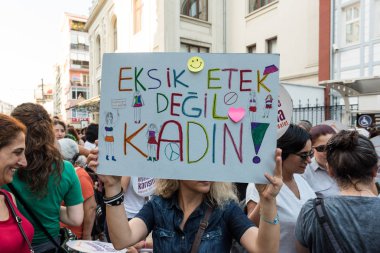 Kadıköy sokan kadın giysileri karşı kadın protestocular ralli. Kadınlar taşımak 